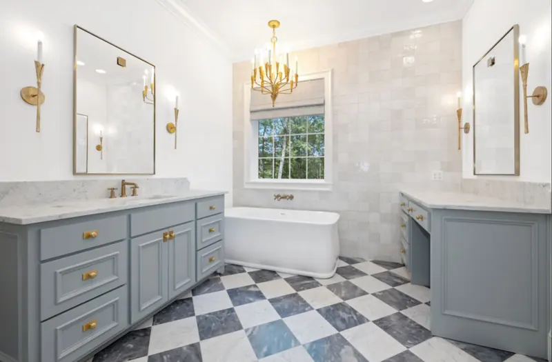 Primary bath, The White Brick Estate